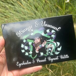 Bella Beaute Bar Strange And Unusual Eyeshadow palette